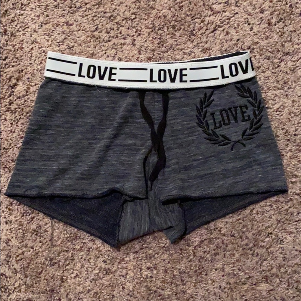 🖤LOVE booty shorts🖤